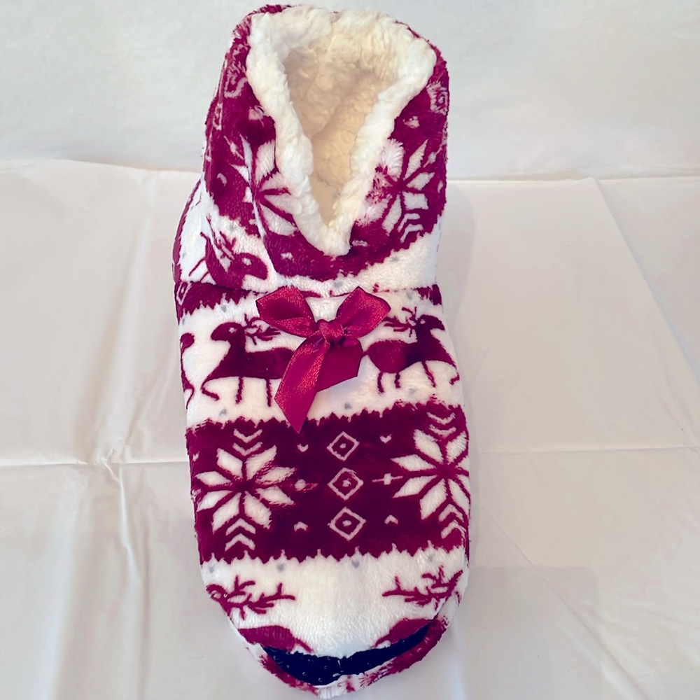Skyline slippers red and white reindeer‎ and snowflake size 8-10